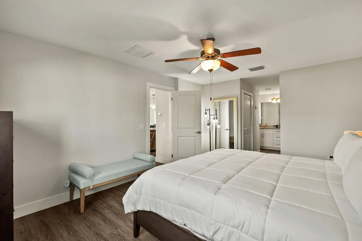 Waterfront Oasis With Heated Pool & Arcade! Sleeps 8 Holiday home Cape Coral