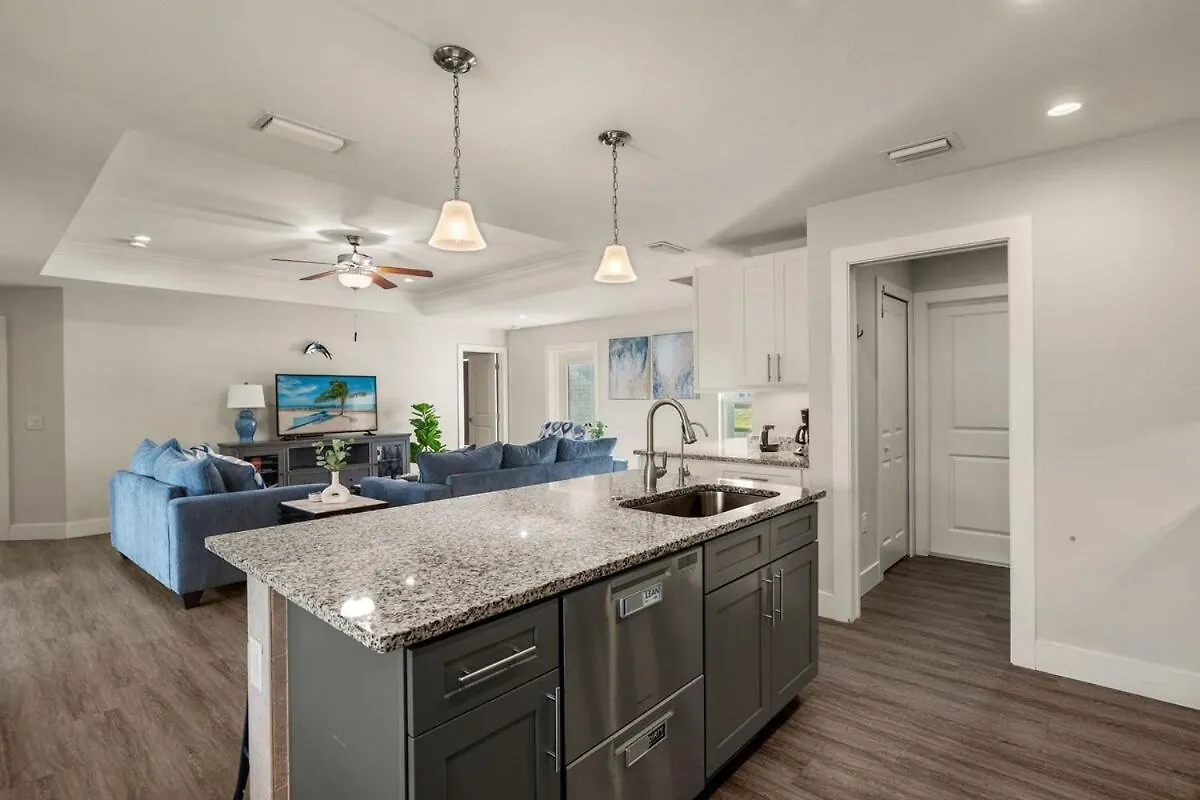 Waterfront Oasis With Heated Pool & Arcade! Sleeps 8 Holiday home Cape Coral