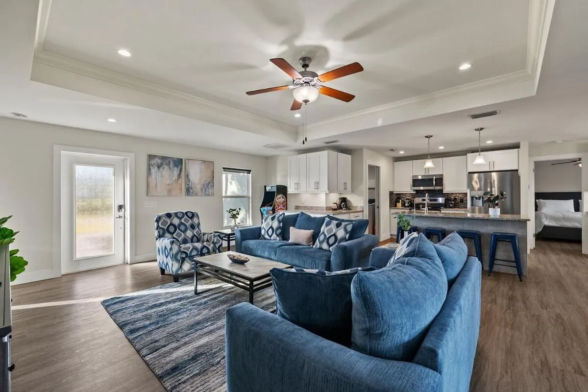 Waterfront Oasis With Heated Pool & Arcade! Sleeps 8 *