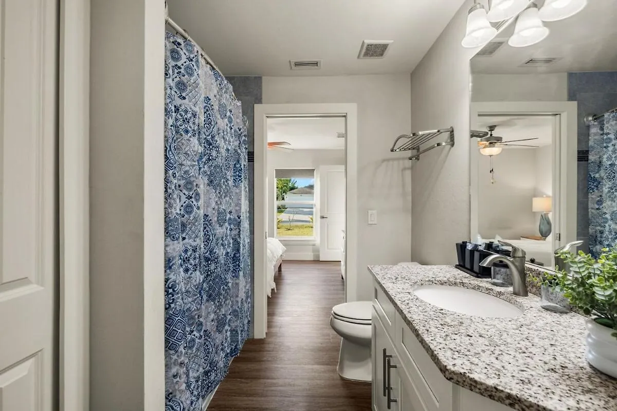 Waterfront Oasis With Heated Pool & Arcade! Sleeps 8 Cape Coral
