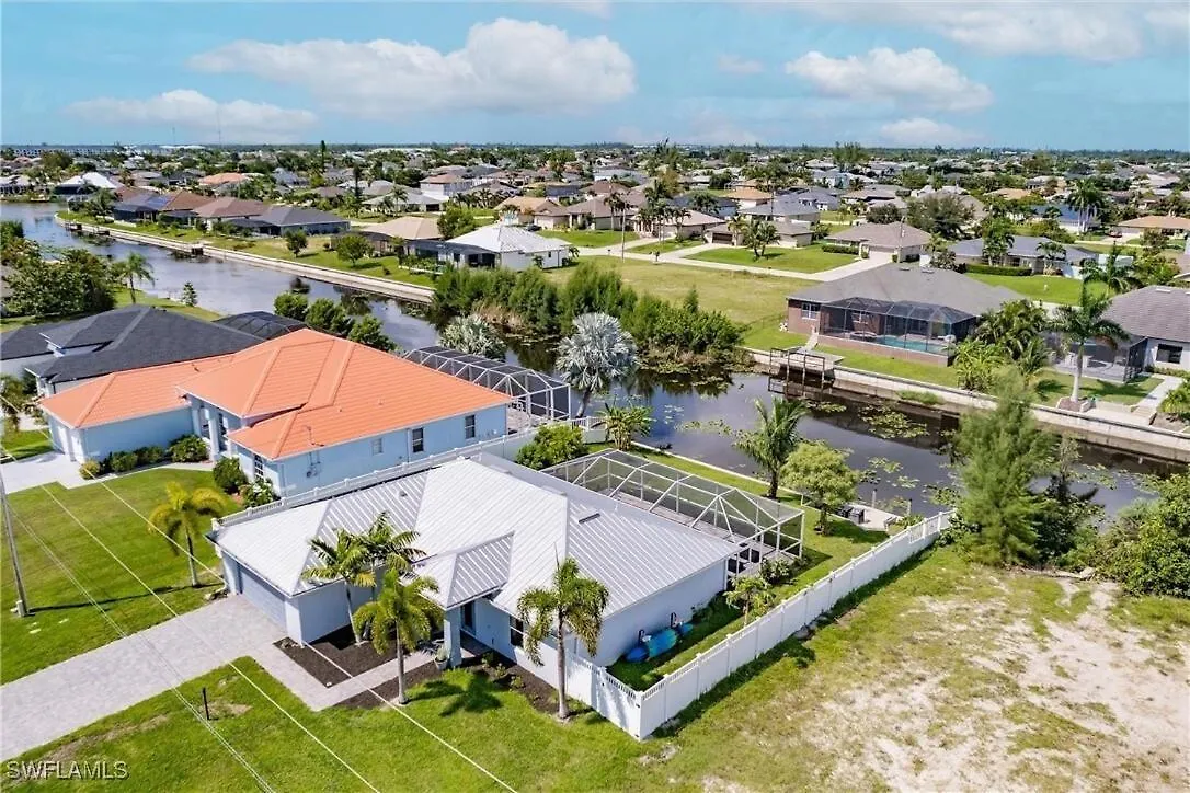 Waterfront Oasis With Heated Pool & Arcade! Sleeps 8 * Cape Coral