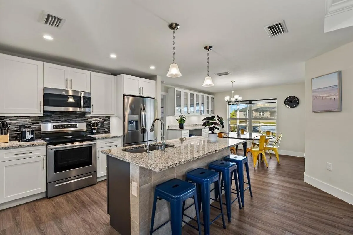 Waterfront Oasis With Heated Pool & Arcade! Sleeps 8