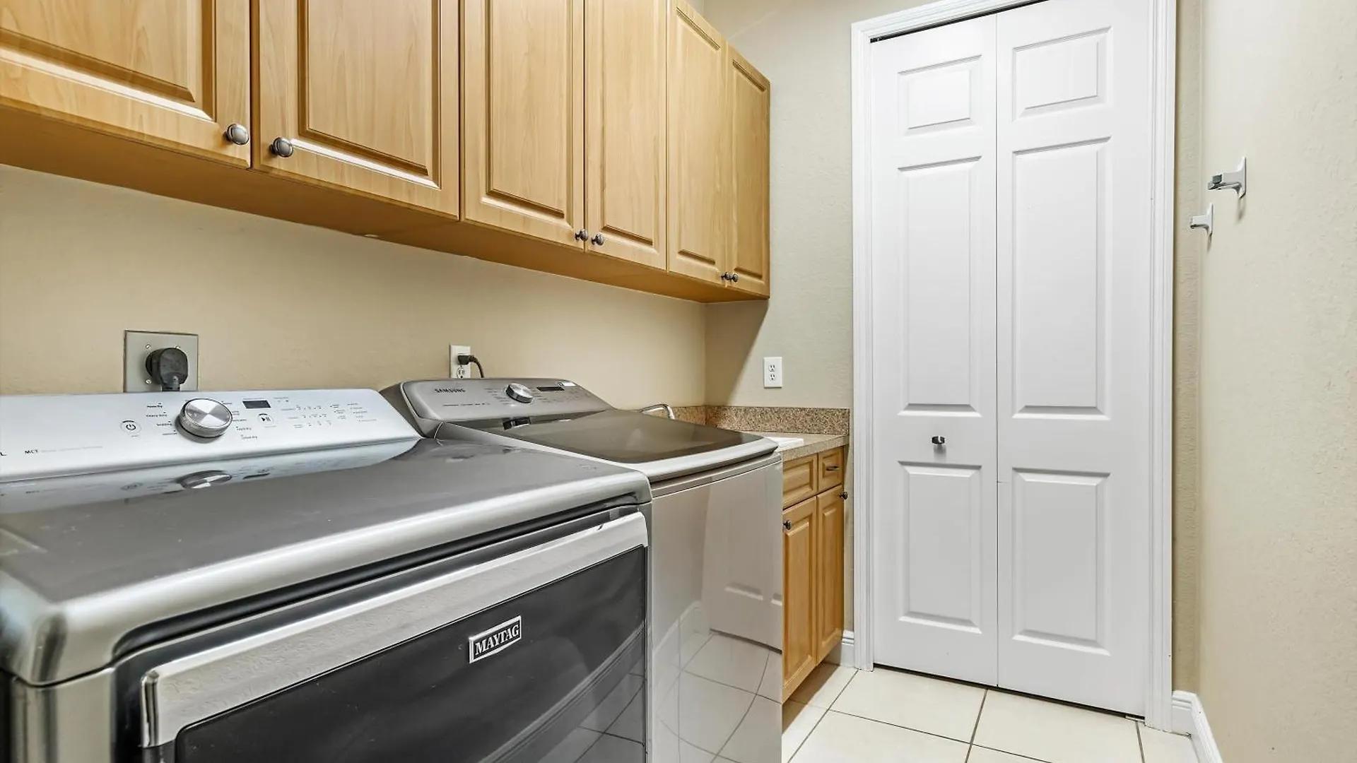 Fully-fenced Electric-heated Oversized Pool With Lots Of Privacy - Villa Cape Coral