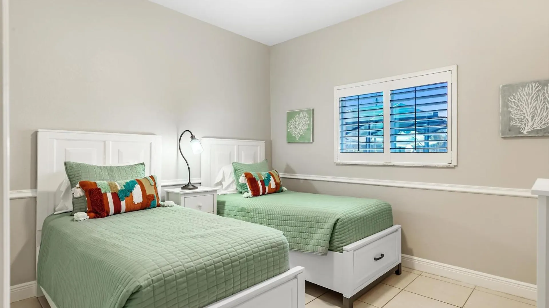 Villa Fully-fenced Electric-heated Oversized Pool With Lots Of Privacy -