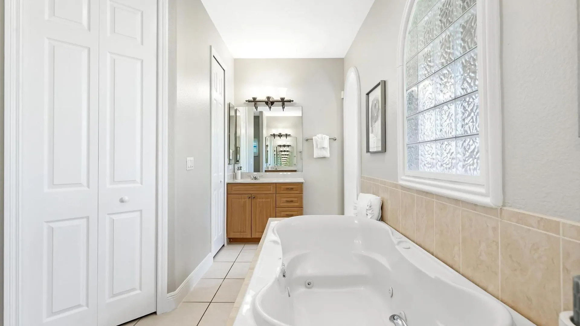 Villa Fully-fenced Electric-heated Oversized Pool With Lots Of Privacy -