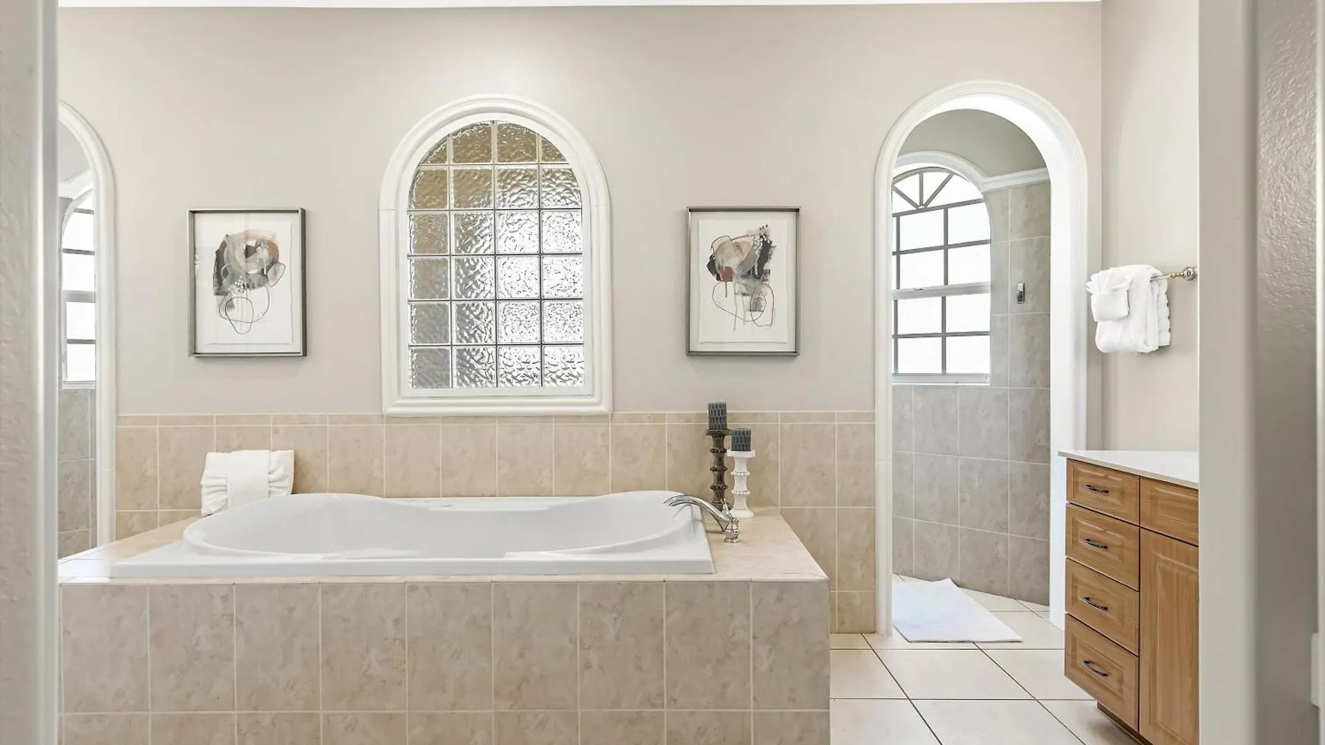 Fully-fenced Electric-heated Oversized Pool With Lots Of Privacy - Villa