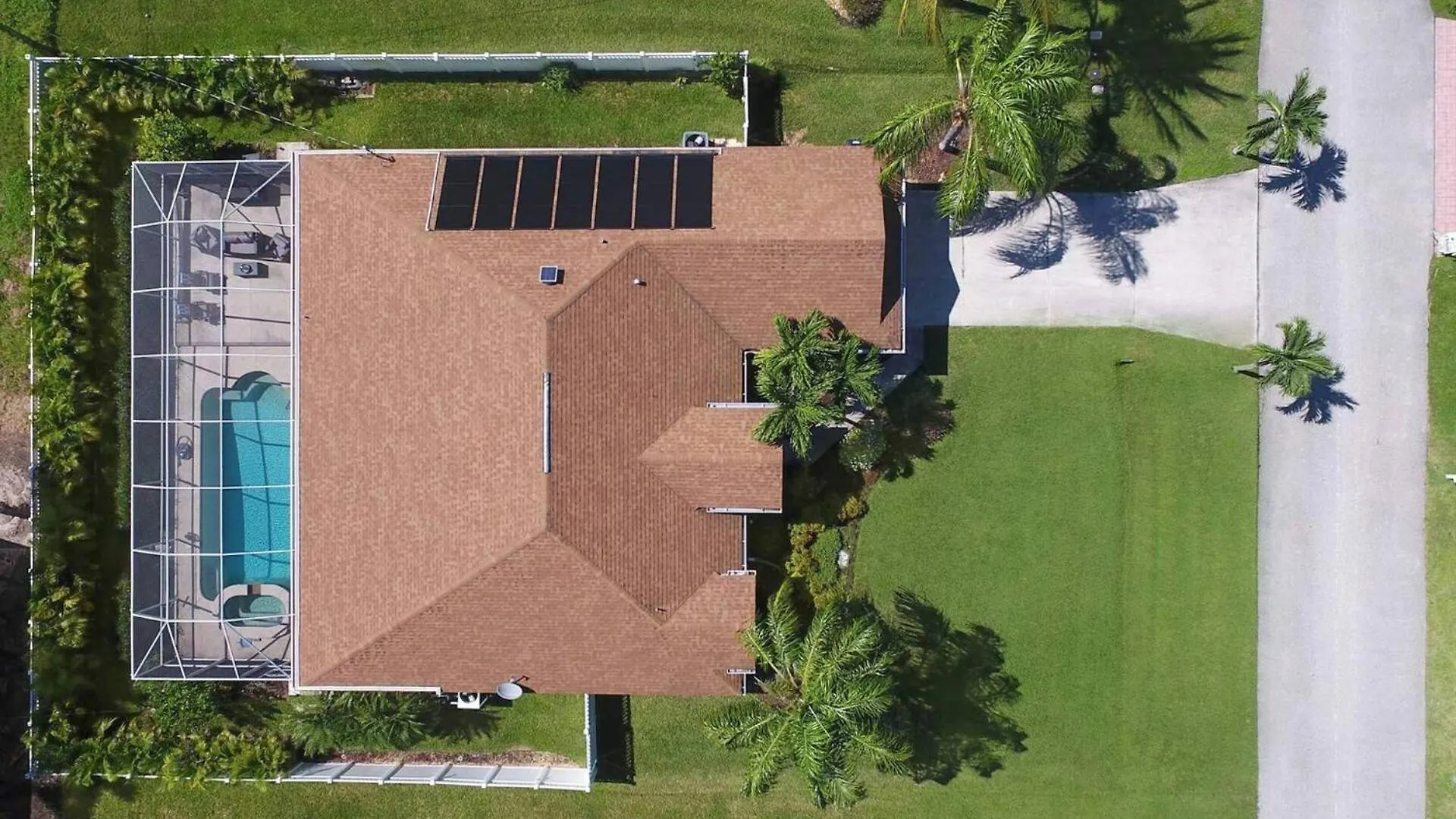 Villa Saltwater Electric & Solar-heated Pool Home, With Tv On Lanai - Addison