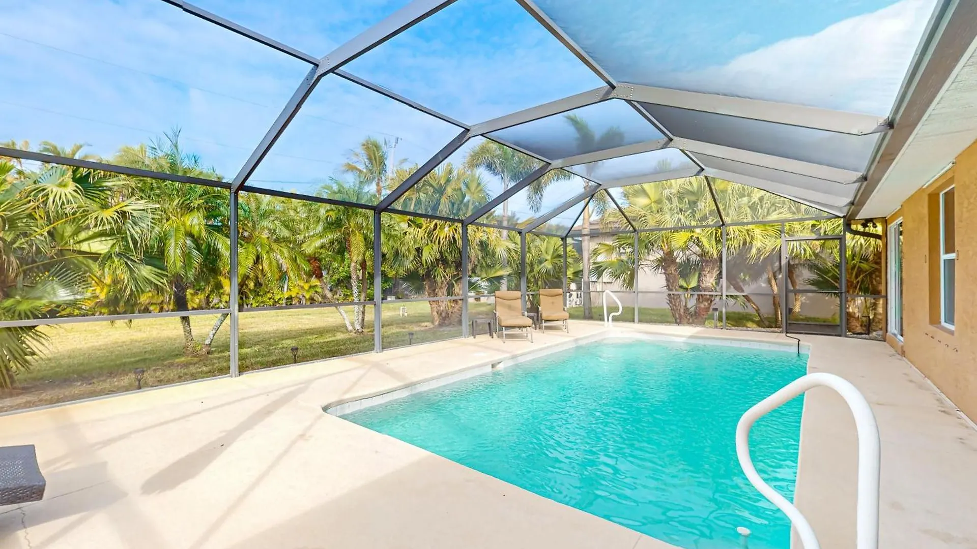 Holiday home Poolside Paradise *