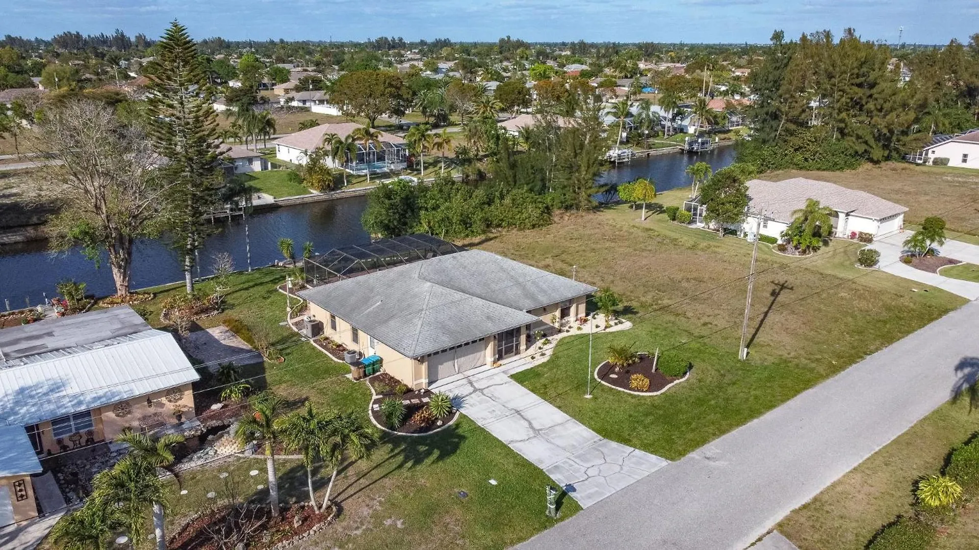Family-friendly Salt Water Electric-heated Pool With Gulf Access - Mahana Villa *
