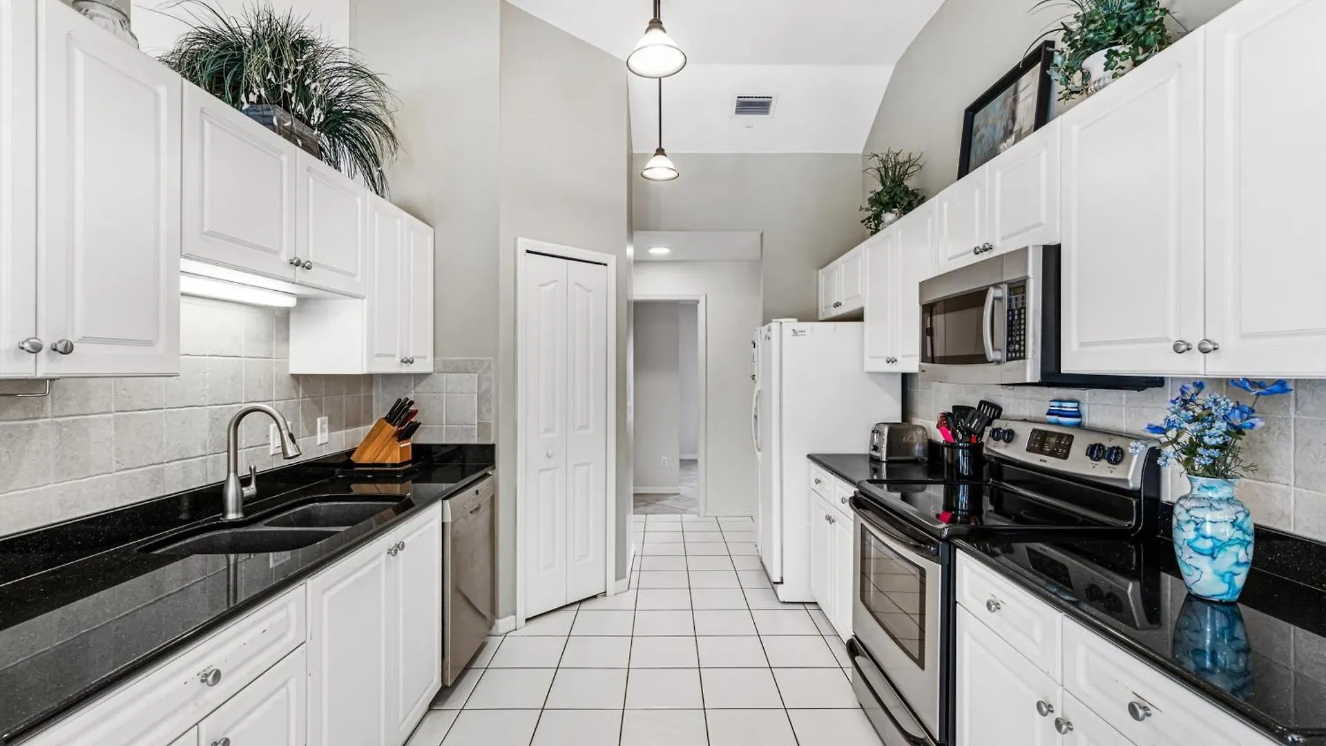 Modern Family-friendly Electric & Solar-heated Pool - Mimsey Villa Cape Coral
