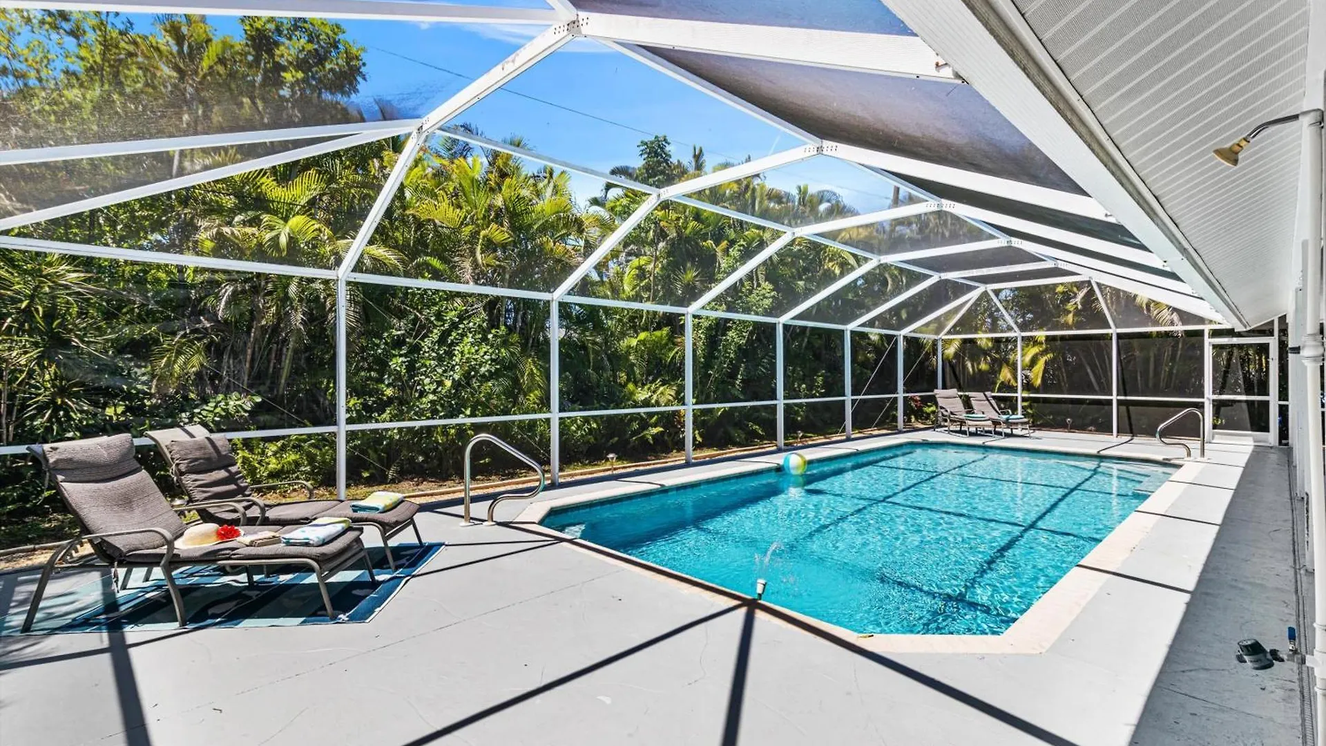 Modern Family-friendly Electric & Solar-heated Pool - Mimsey Villa Cape Coral