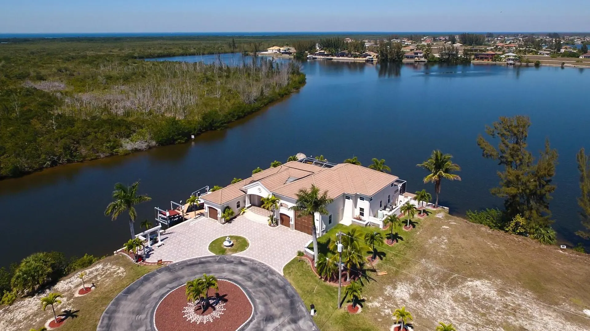 Stunning Views! Electric & Solar Heated Pool & On Gulf-access Canal - Laguna *