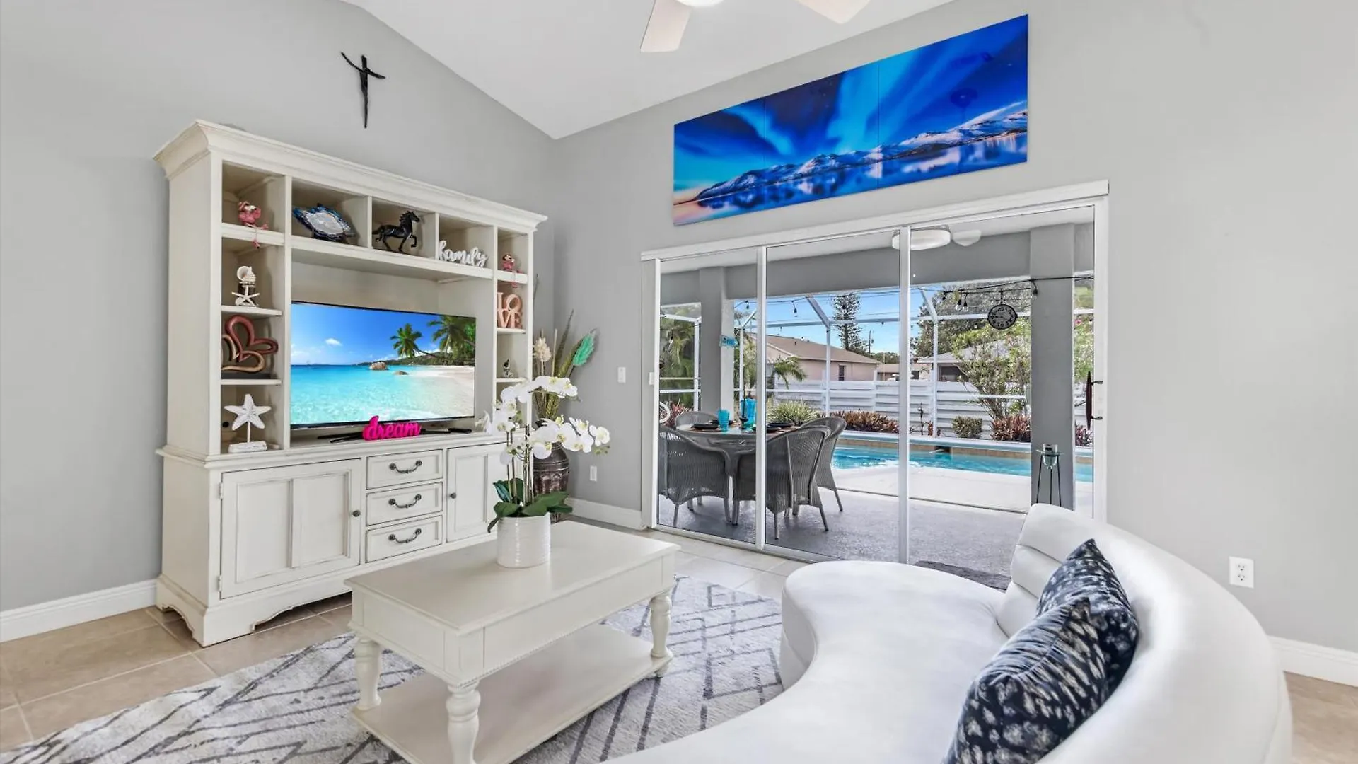 Remodeled Saltwater Solar-heated Pool With Southern Exposure - Ivyle Cape Coral