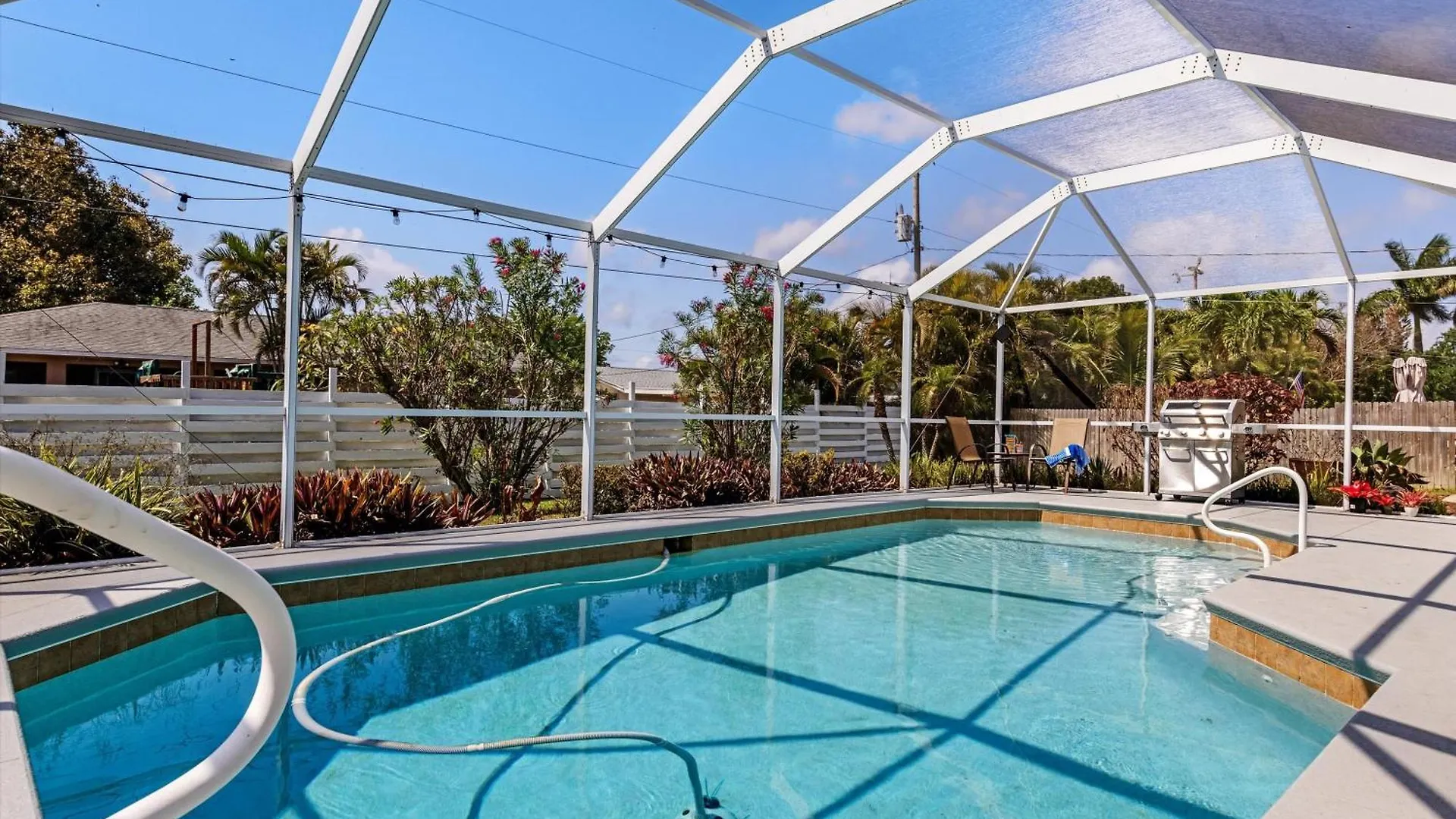 Remodeled Saltwater Solar-heated Pool With Southern Exposure - Ivyle *