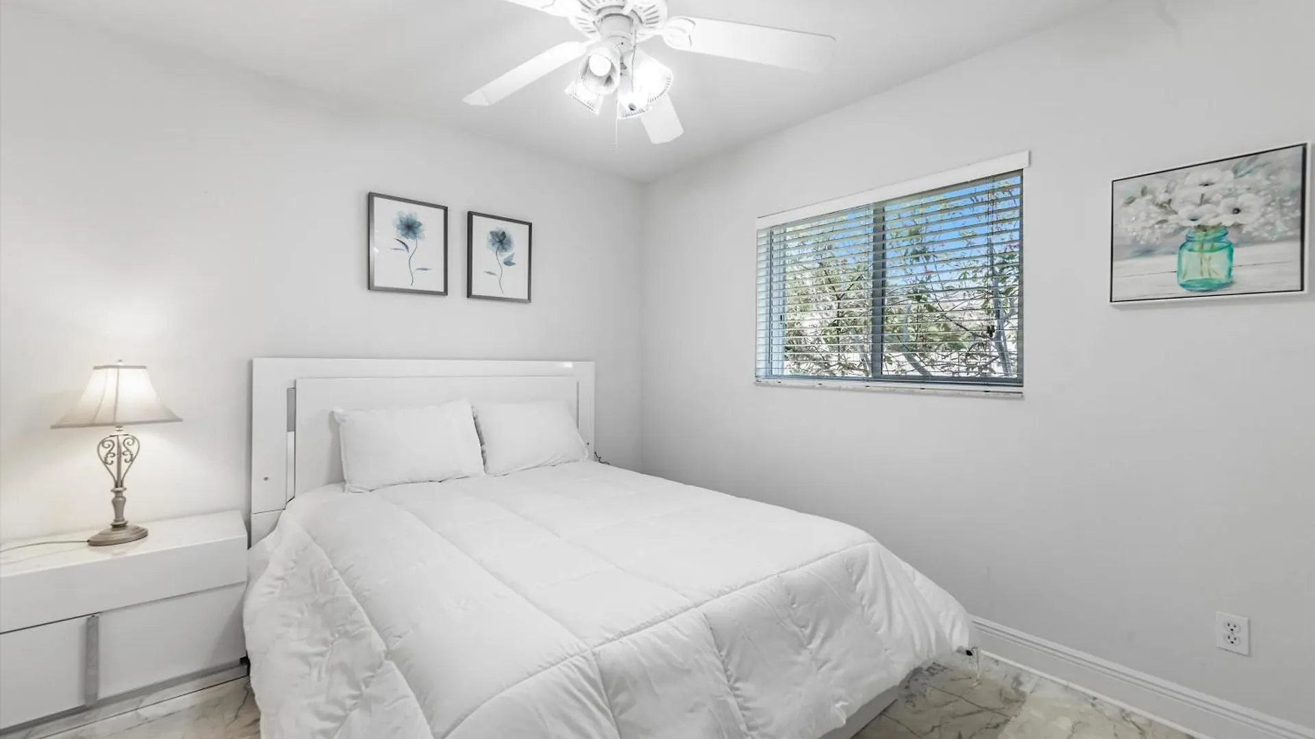 Remodeled Saltwater Solar-heated Pool With Southern Exposure - Ivyle Cape Coral