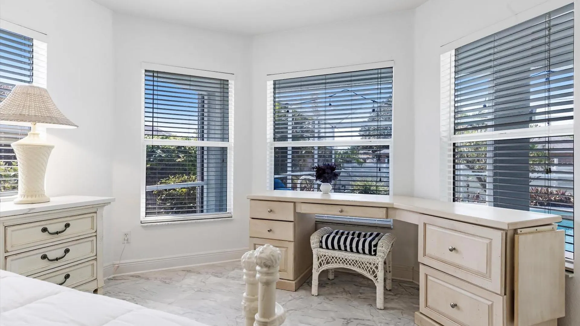 Remodeled Saltwater Solar-heated Pool With Southern Exposure - Ivyle Villa Cape Coral