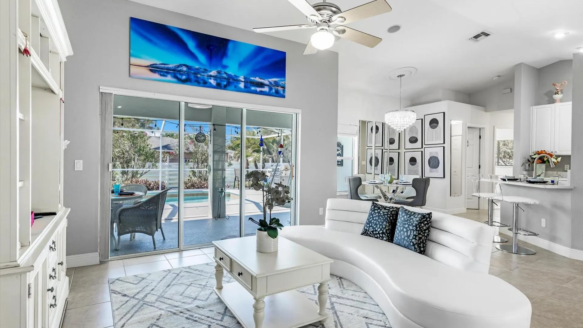 Remodeled Saltwater Solar-heated Pool With Southern Exposure - Ivyle *
