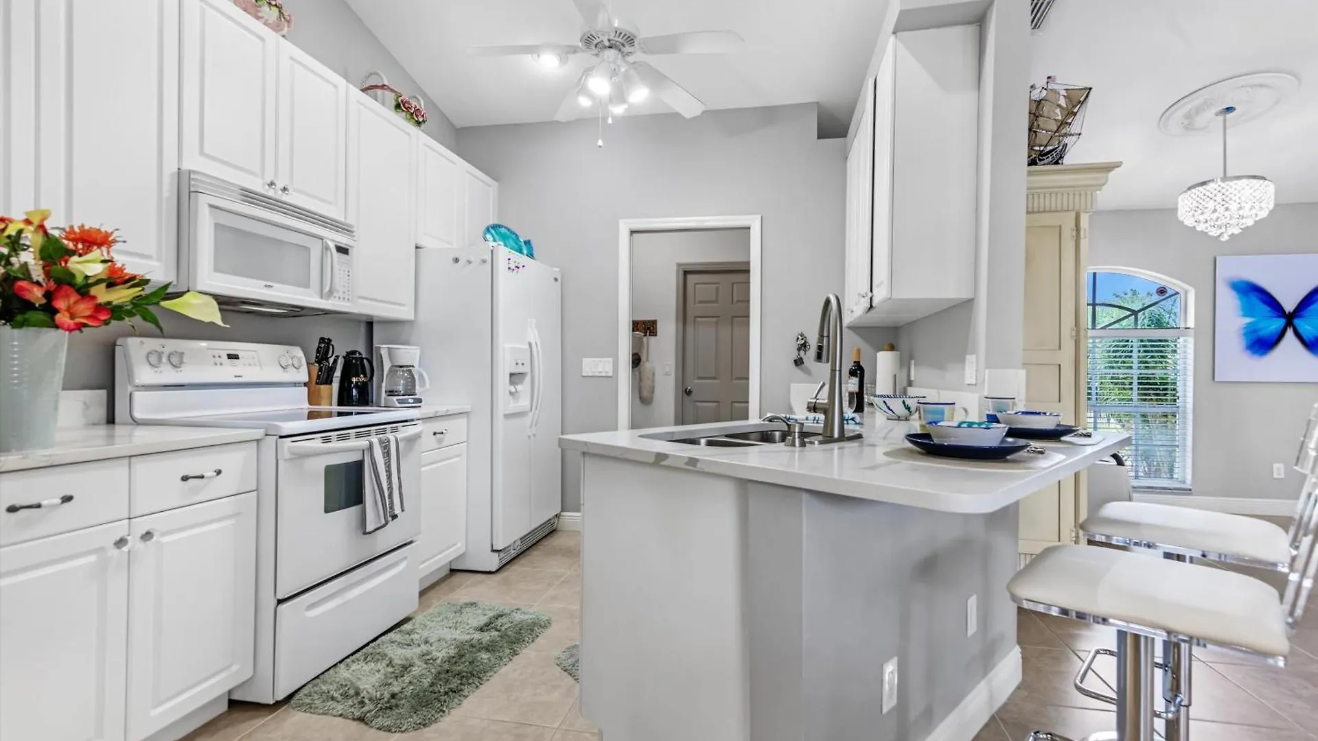 Remodeled Saltwater Solar-heated Pool With Southern Exposure - Ivyle Cape Coral