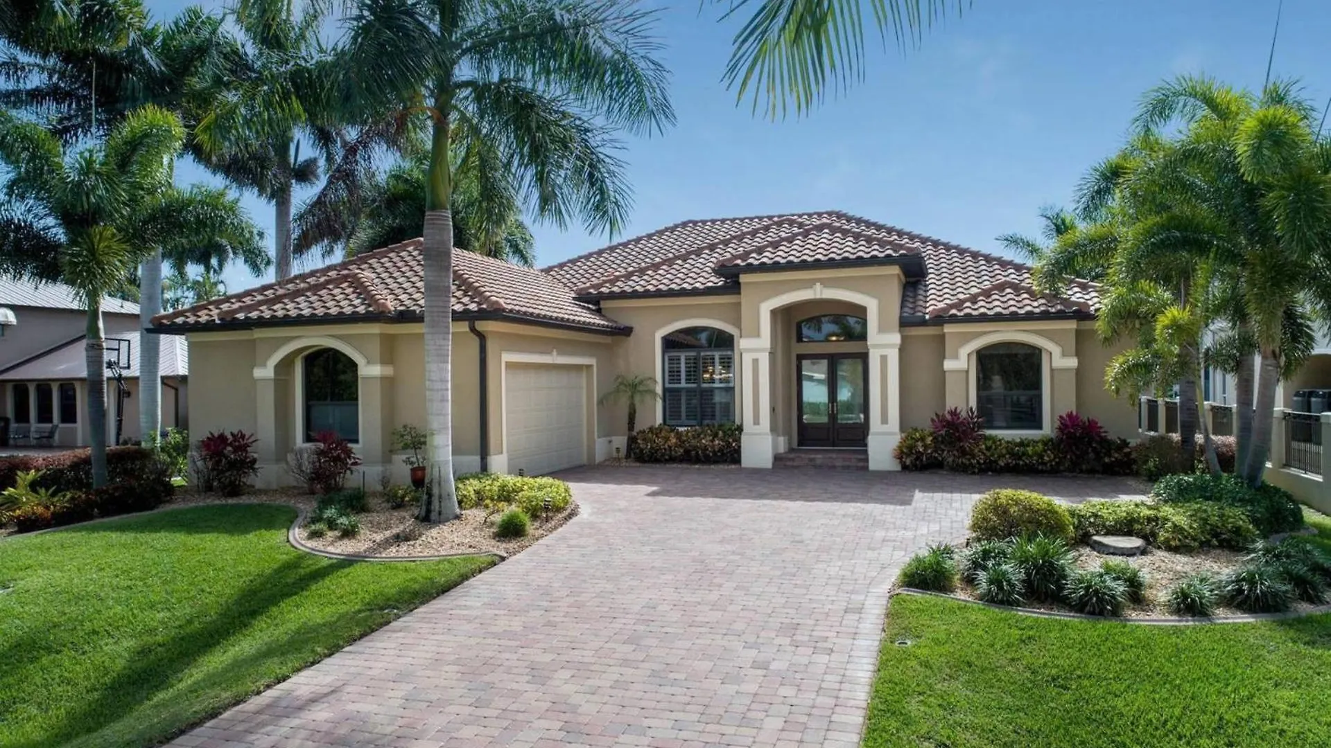 Villa Stunning Gulf-access With Saltwater Heated Pool & - Francesca Cape Coral
