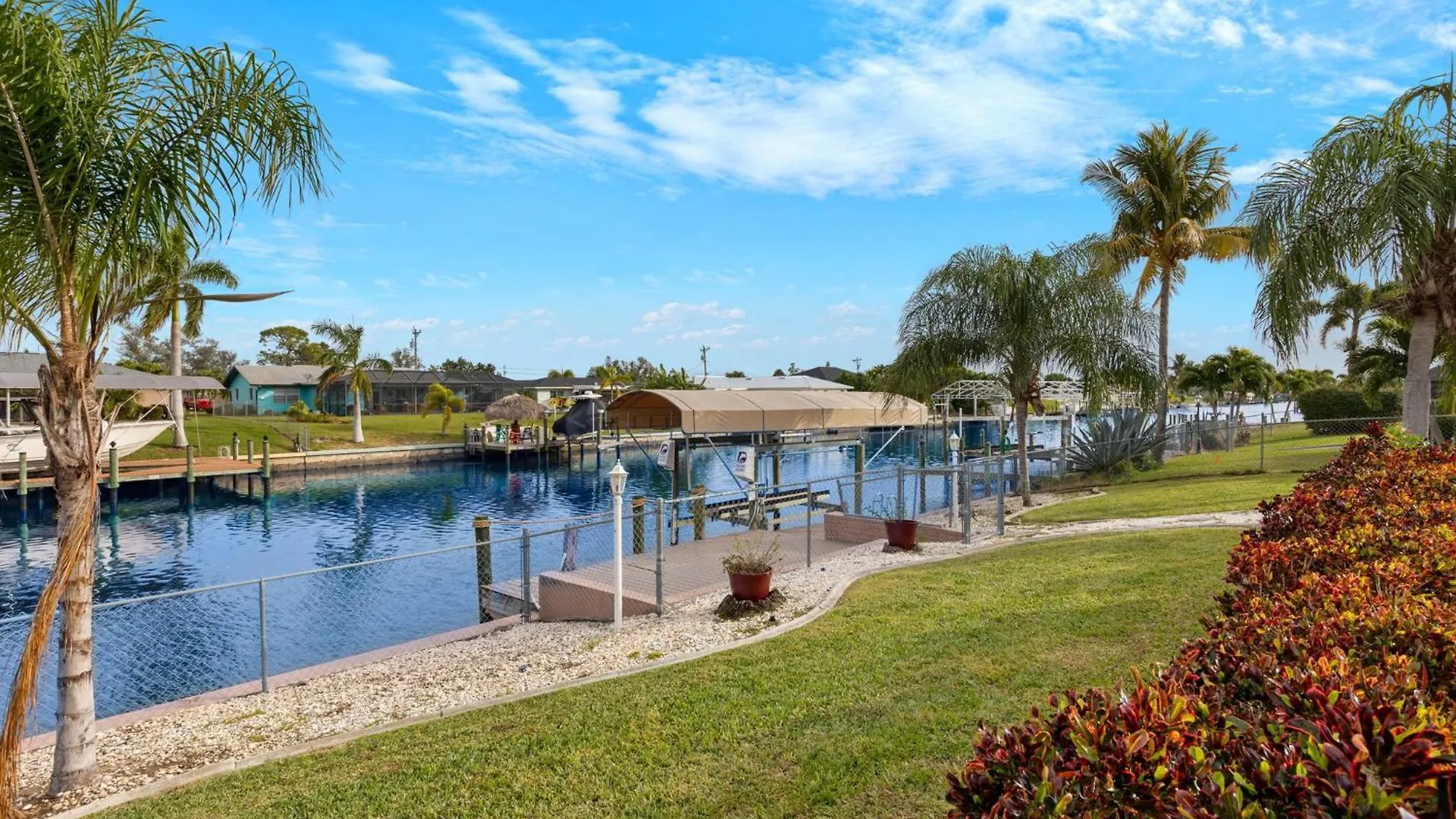 Villa New Listing - Gulf Access Heated Pool With Boat Lift - Jen Cape Coral