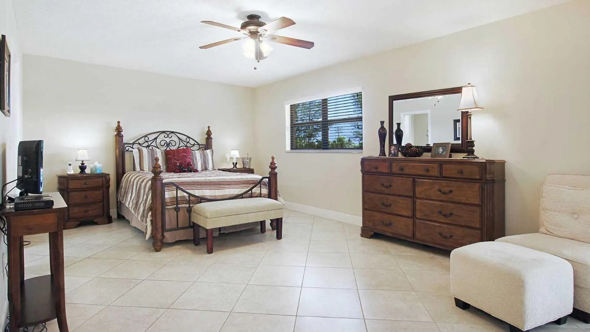 Electric-heated Pool On Gulf-access Canal With Bikes - Ellie Mona Villa Cape Coral