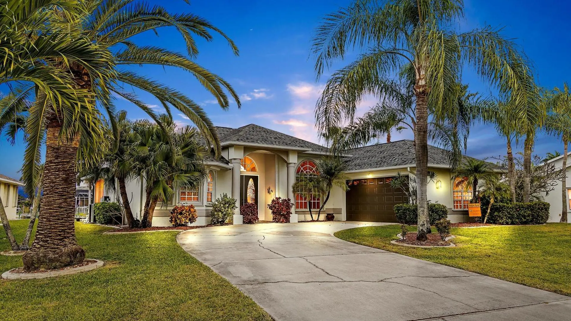 Spacious Gulf-access Heated-pool With & Boat Lift - Ashlyn Villa Cape Coral
