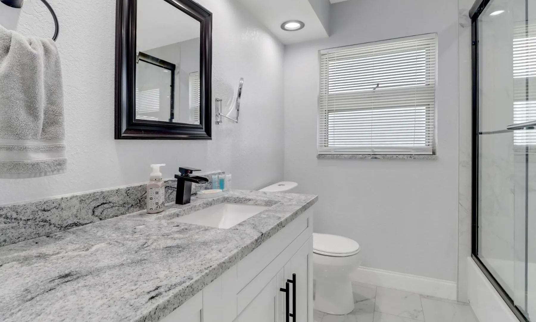 Palm Tree Oasis-3 Bedroom With Private Pool, Dog Friendly * Cape Coral