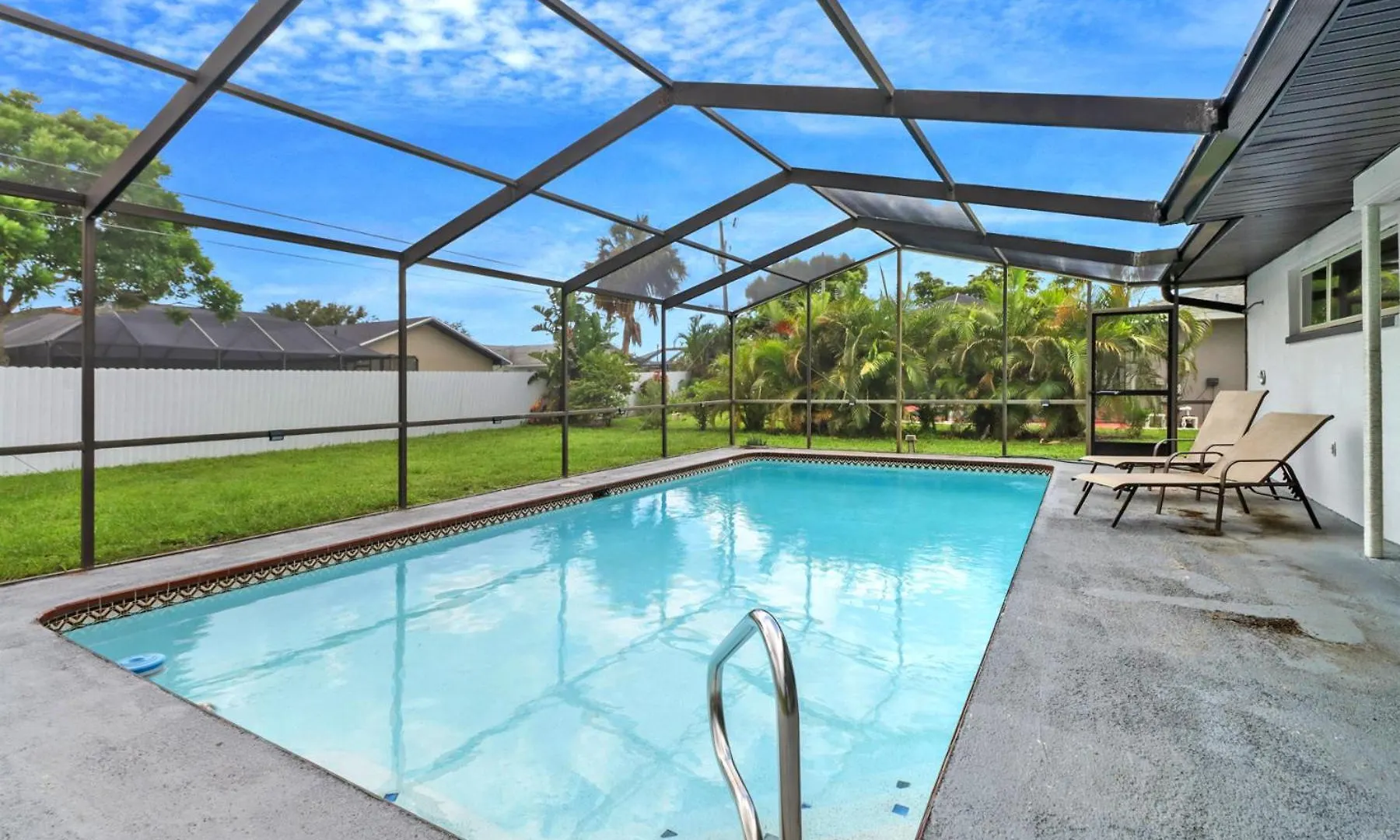 Palm Tree Oasis-3 Bedroom With Private Pool, Dog Friendly *