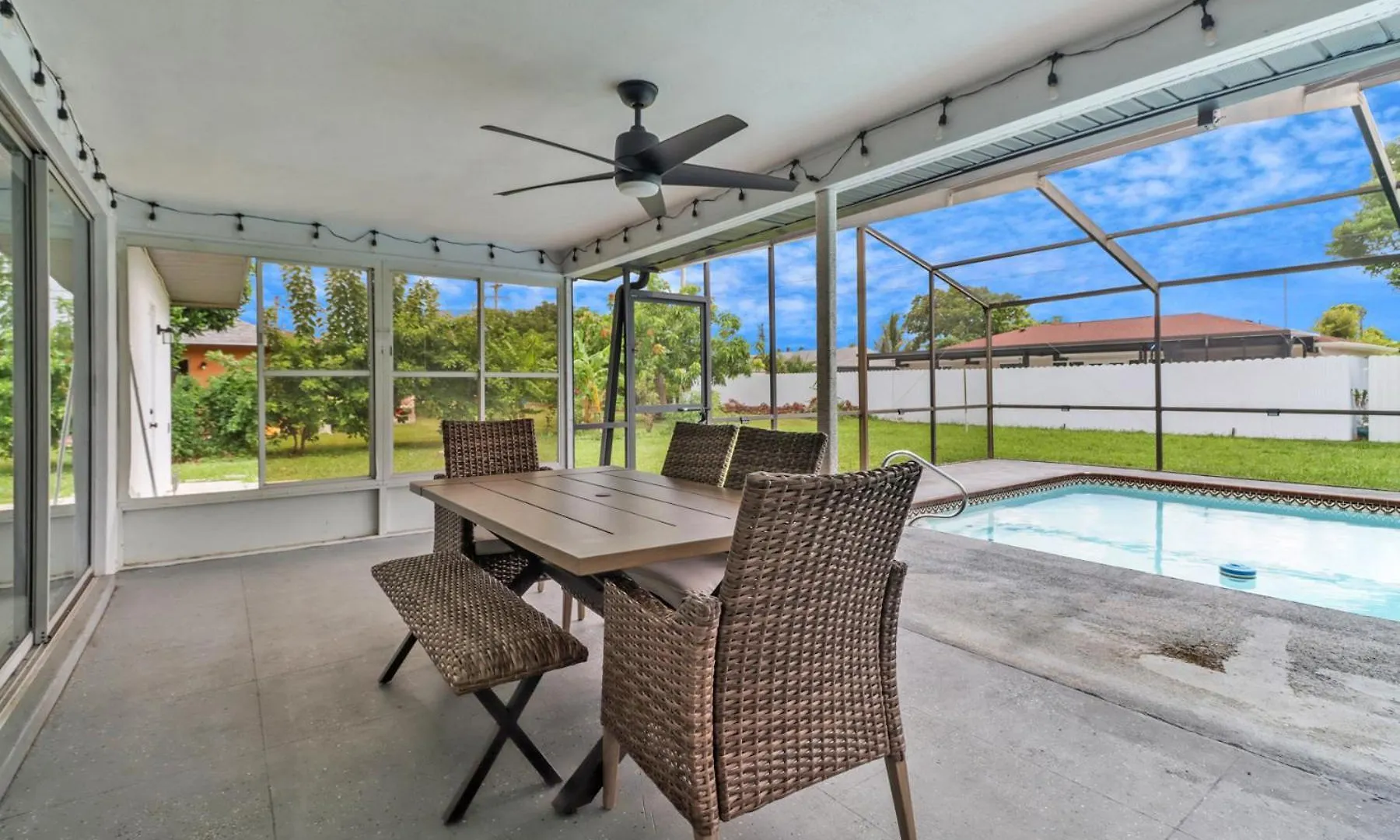 Palm Tree Oasis-3 Bedroom With Private Pool, Dog Friendly Holiday home *