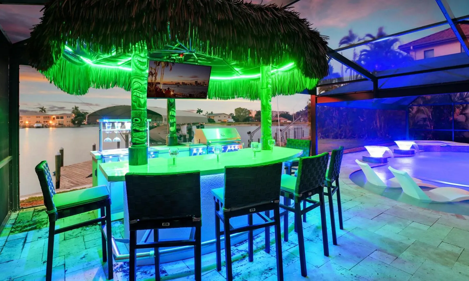 Holiday home Neptunes Villa-canalfront, Heated Pool, Outdoor Kitchen, Tiki Hut