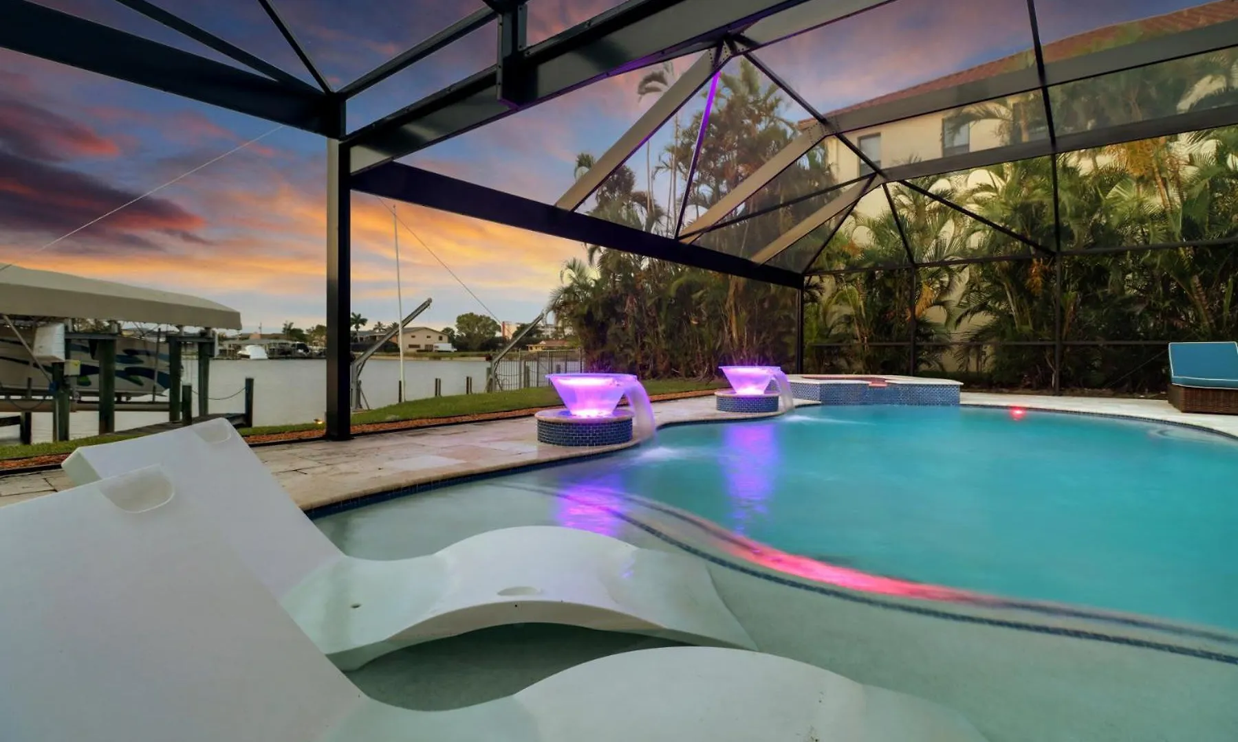 Neptunes Villa-canalfront, Heated Pool, Outdoor Kitchen, Tiki Hut *