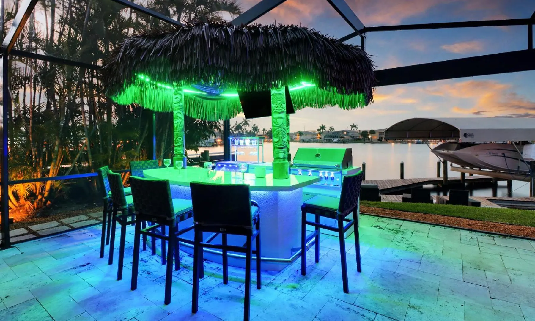 Neptunes Villa-canalfront, Heated Pool, Outdoor Kitchen, Tiki Hut Holiday home