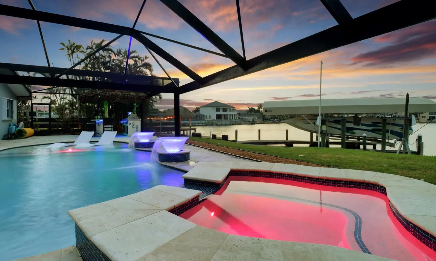 Neptunes Villa-canalfront, Heated Pool, Outdoor Kitchen, Tiki Hut Holiday home *