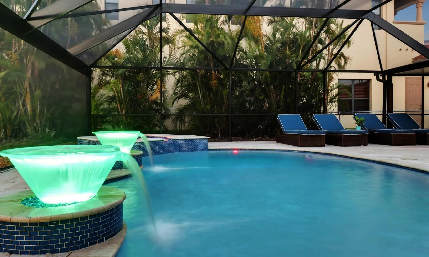 Neptunes Villa-canalfront, Heated Pool, Outdoor Kitchen, Tiki Hut Cape Coral