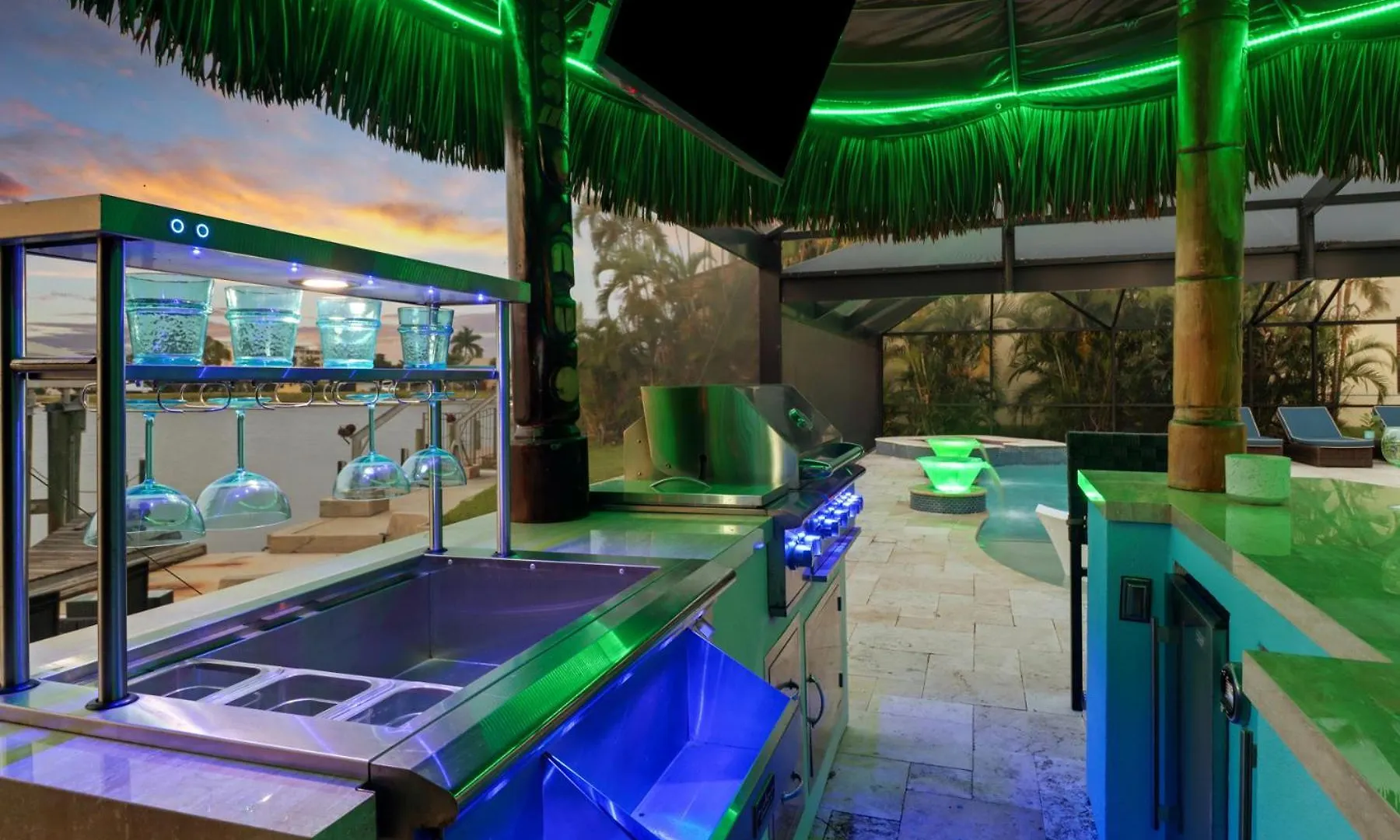 Neptunes Villa-canalfront, Heated Pool, Outdoor Kitchen, Tiki Hut Holiday home