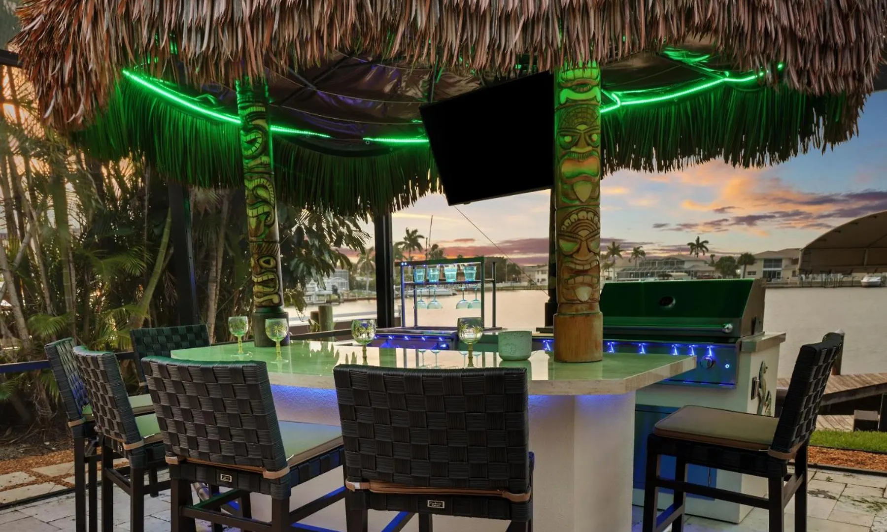 Holiday home Neptunes Villa-canalfront, Heated Pool, Outdoor Kitchen, Tiki Hut Cape Coral