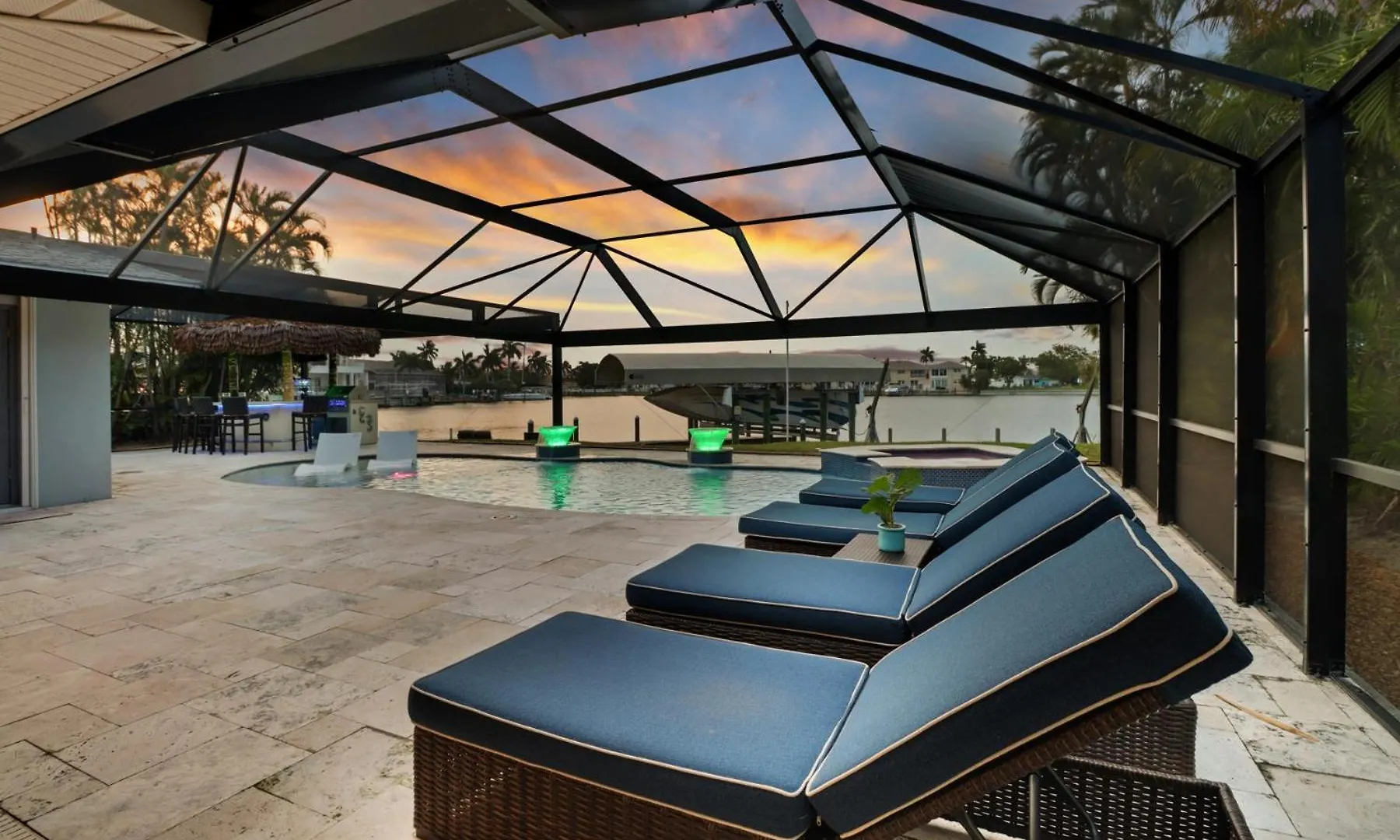 Neptunes Villa-canalfront, Heated Pool, Outdoor Kitchen, Tiki Hut *