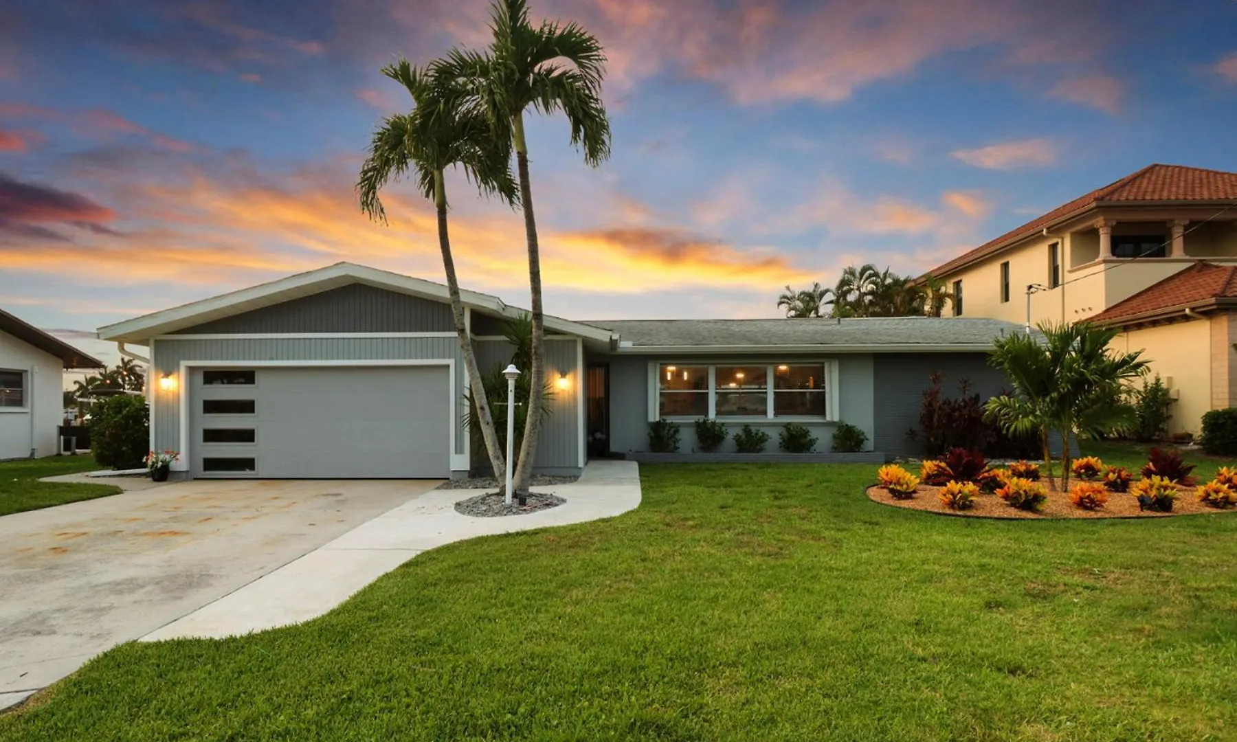 Neptunes Villa-canalfront, Heated Pool, Outdoor Kitchen, Tiki Hut Cape Coral