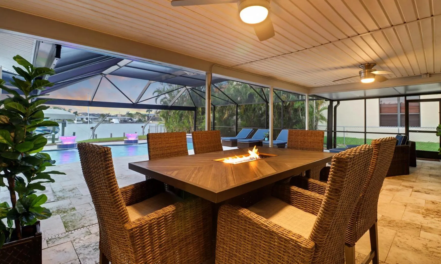 Neptunes Villa-canalfront, Heated Pool, Outdoor Kitchen, Tiki Hut Holiday home *