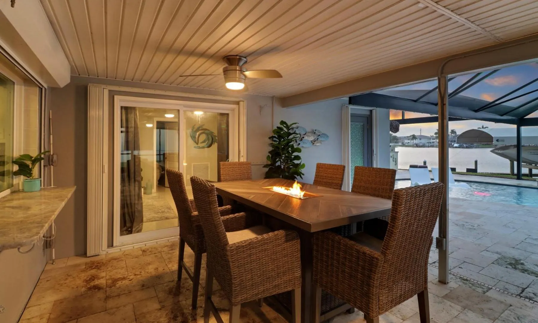 Neptunes Villa-canalfront, Heated Pool, Outdoor Kitchen, Tiki Hut Holiday home Cape Coral