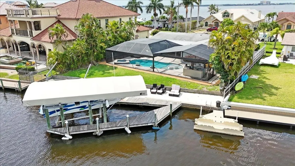 Neptunes Villa-canalfront, Heated Pool, Outdoor Kitchen, Tiki Hut