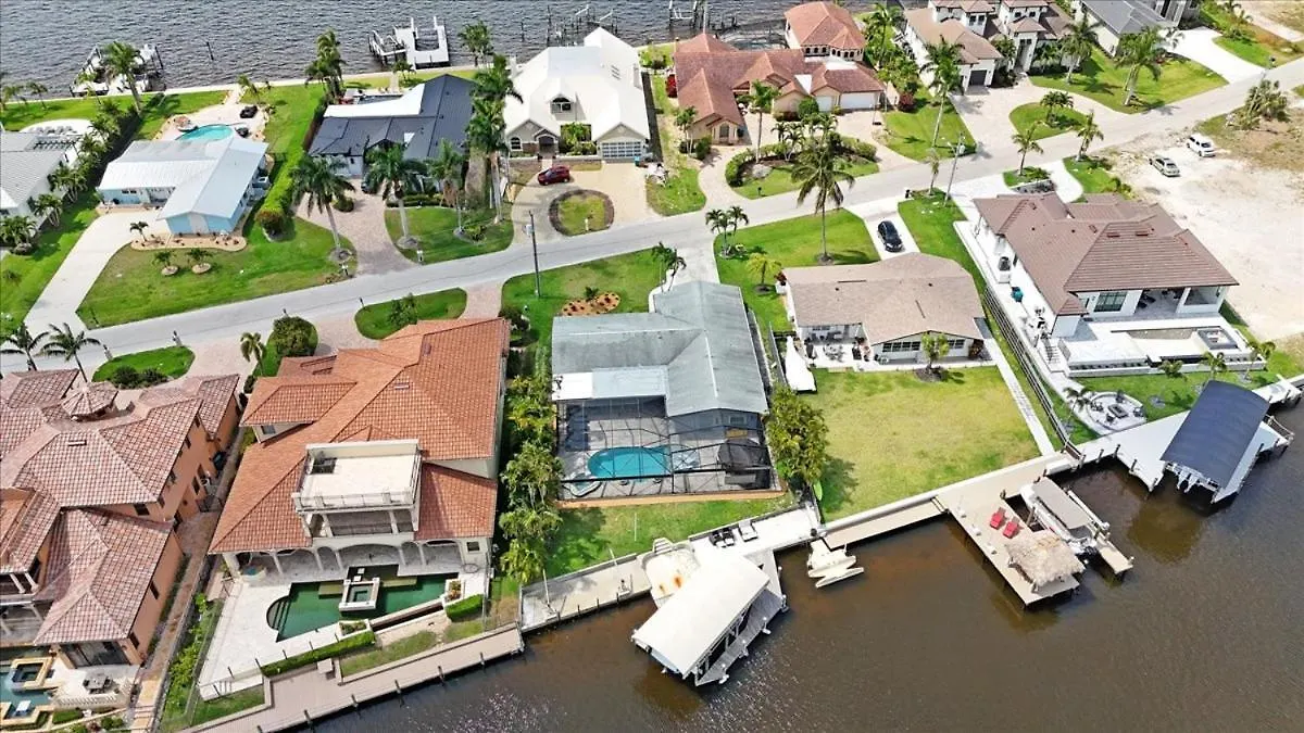 Holiday home Neptunes Villa-canalfront, Heated Pool, Outdoor Kitchen, Tiki Hut