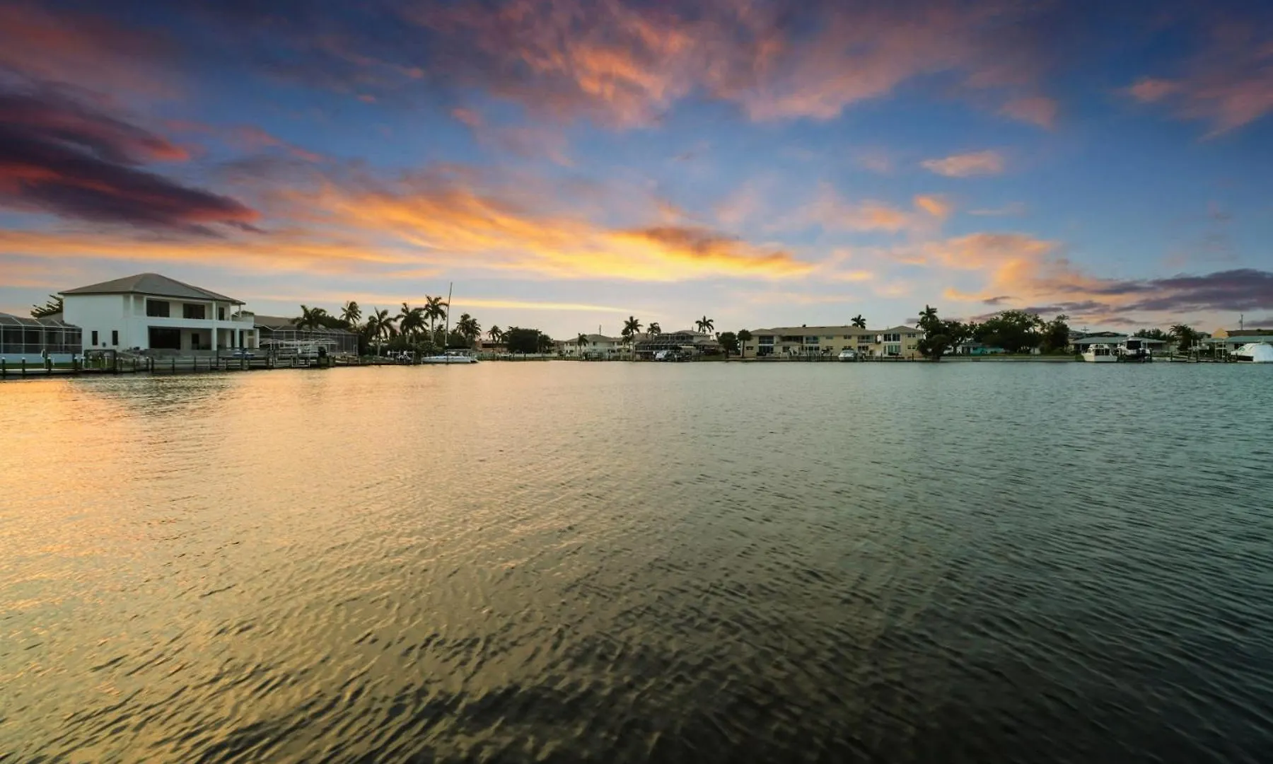 Neptunes Villa-canalfront, Heated Pool, Outdoor Kitchen, Tiki Hut Holiday home Cape Coral