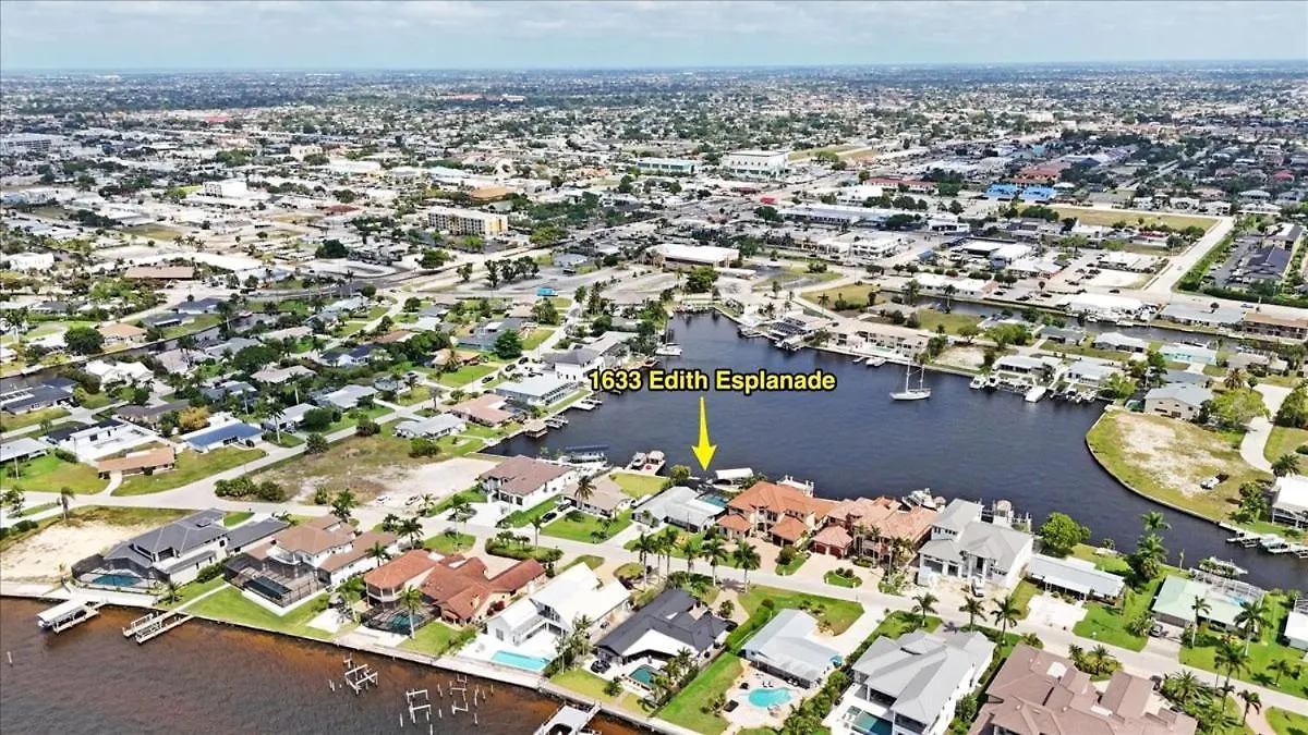 Neptunes Villa-canalfront, Heated Pool, Outdoor Kitchen, Tiki Hut *