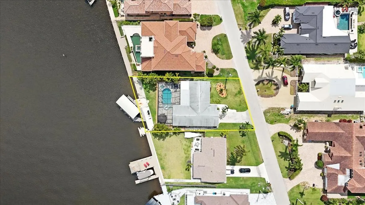 Neptunes Villa-canalfront, Heated Pool, Outdoor Kitchen, Tiki Hut