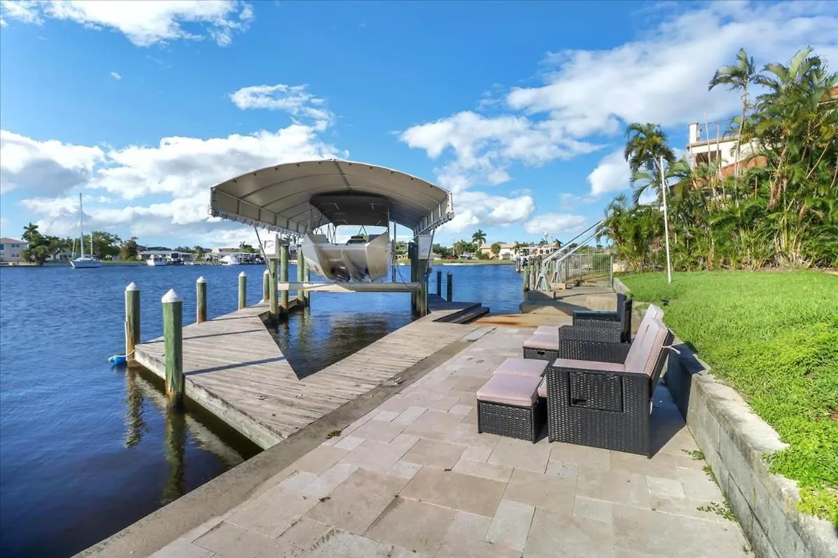 Neptunes Villa-canalfront, Heated Pool, Outdoor Kitchen, Tiki Hut * Cape Coral