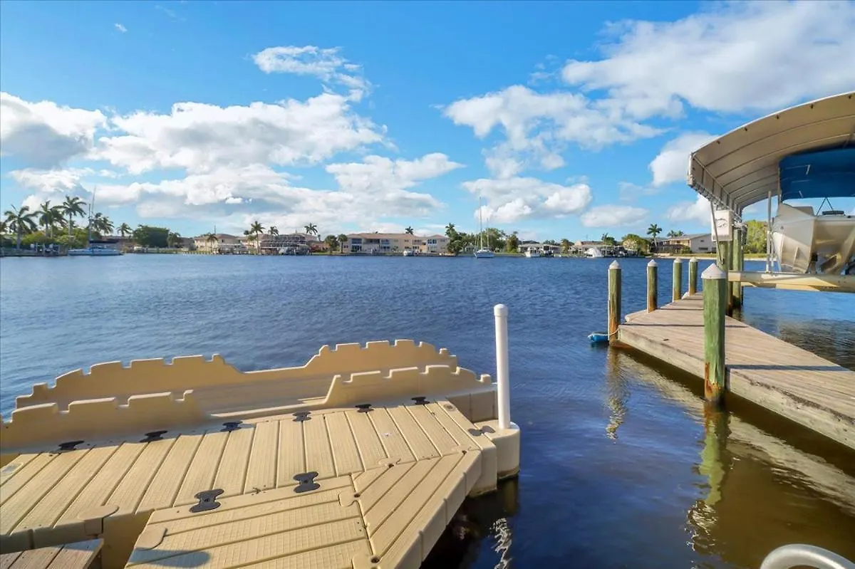 Neptunes Villa-canalfront, Heated Pool, Outdoor Kitchen, Tiki Hut Holiday home
