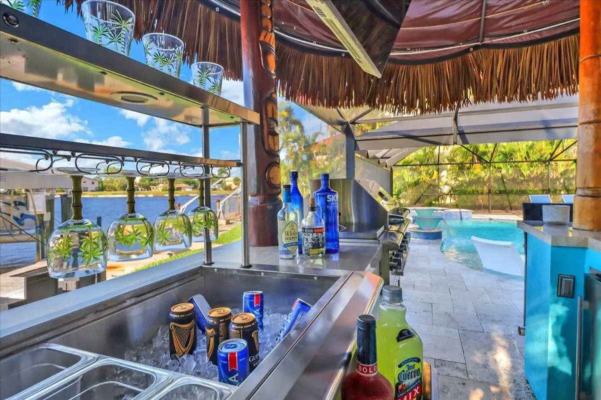 Neptunes Villa-canalfront, Heated Pool, Outdoor Kitchen, Tiki Hut Holiday home