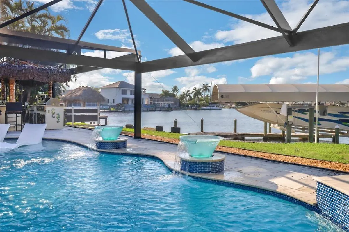 Neptunes Villa-canalfront, Heated Pool, Outdoor Kitchen, Tiki Hut Holiday home *