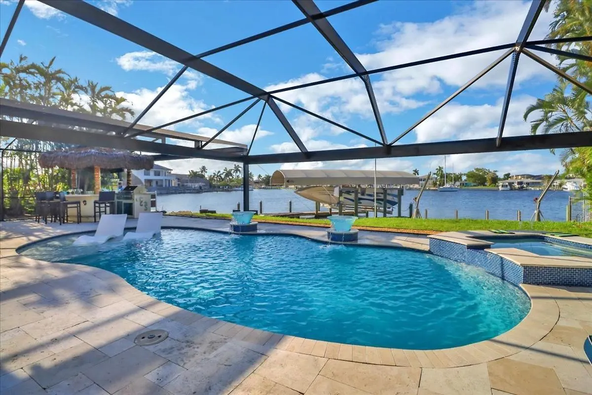 Holiday home Neptunes Villa-canalfront, Heated Pool, Outdoor Kitchen, Tiki Hut Cape Coral